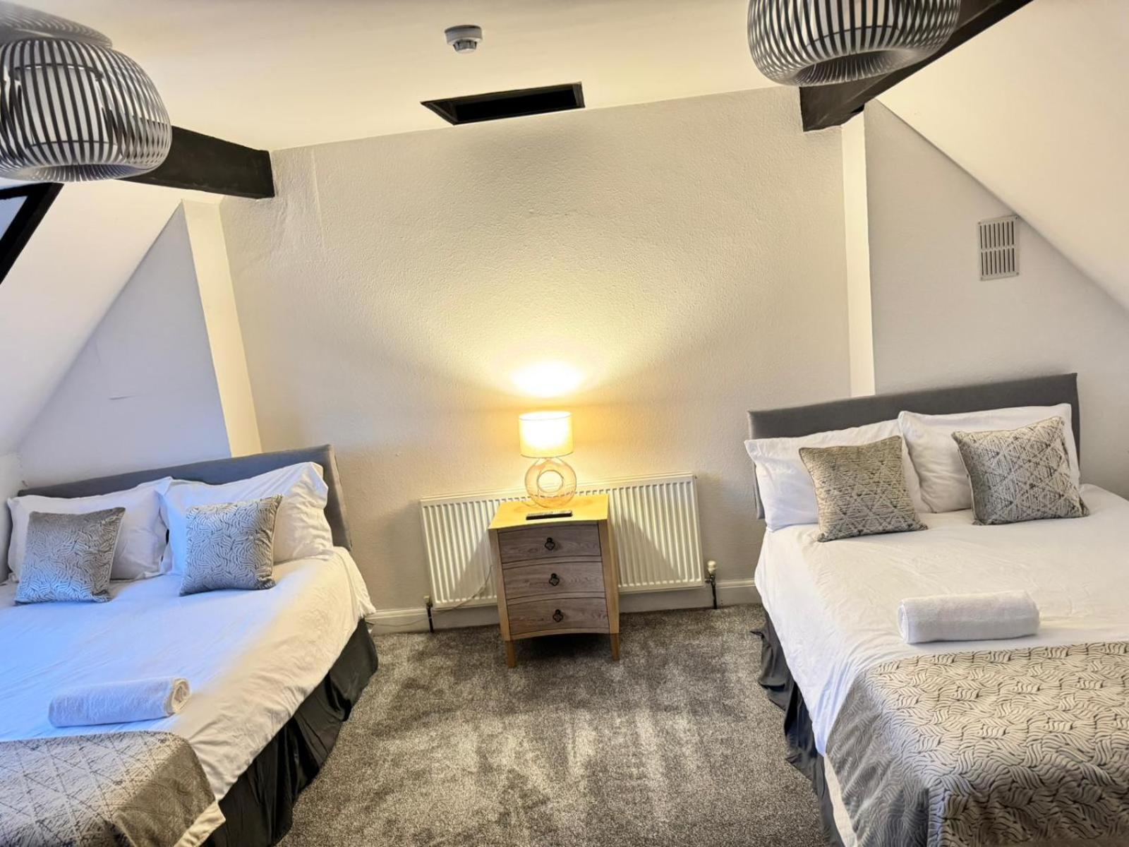 Shm Stays Solihull Hs2 Nec Airport Nr M6 M40 M42 Great For Long & Short Stays 15 Min Walk To Train Station 5 Min Drive To Town Centre Outside Bus Stops & Supermarket Free Parking Eksteriør billede